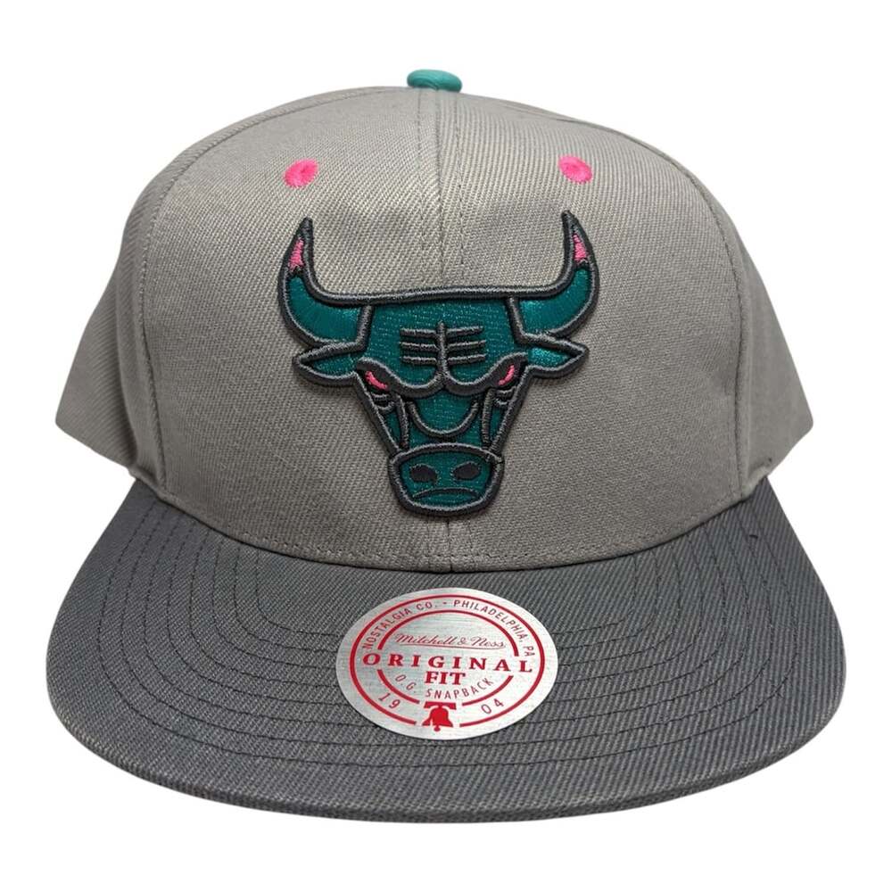 Mitchell & Ness Chicago Bulls Gray Wolf Mags Snapback Hat